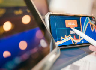 Operatore su più mercati impegnato nell'analisi di opzioni su Bitcoin, Ethereum e forex