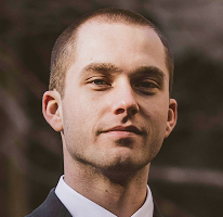 Ritratto di Thomas Whitfield, analista di trading specializzato nel mercato crypto